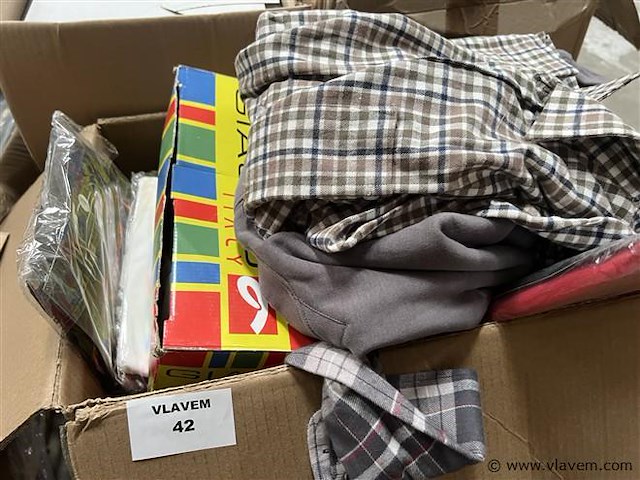 Partij div. werkkledij en werkschoenen - afbeelding 1 van  5