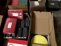 Partij div. werkmateriaal, wo. schuurpads enz. - afbeelding 1 van  2