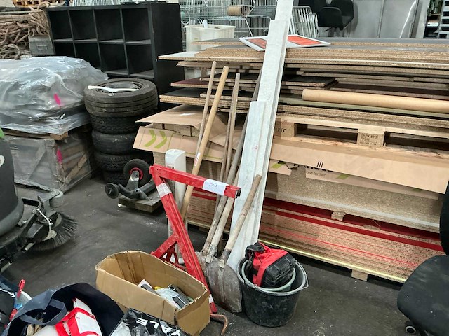 Partij divers aannemersmateriaal - afbeelding 1 van  8