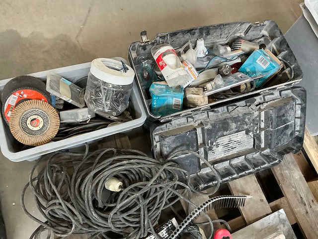 Partij divers aannemersmateriaal - afbeelding 2 van  19