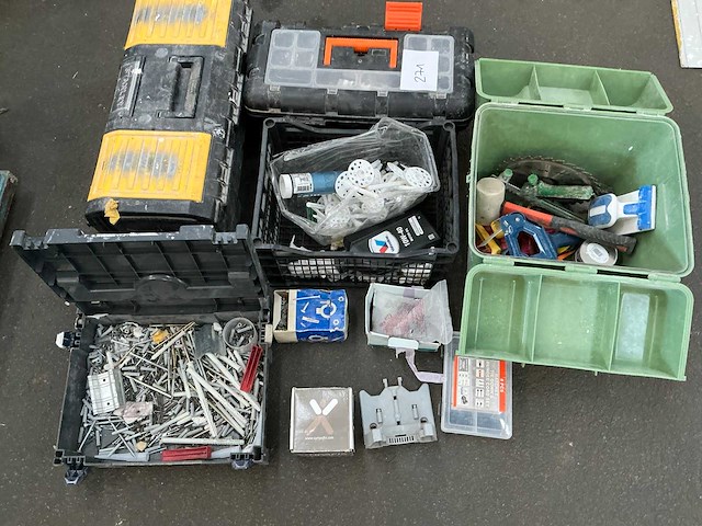 Partij divers aannemersmateriaal - afbeelding 1 van  8