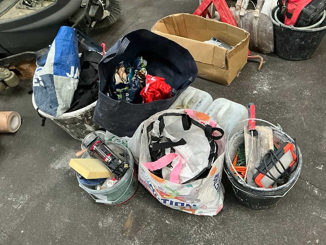 Partij divers aannemersmateriaal - afbeelding 1 van  8