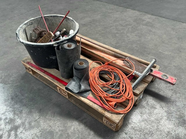 Partij divers aannemersmateriaal - afbeelding 1 van  12