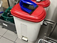 Partij divers afvalemmers en kuismateriaal - afbeelding 2 van  9