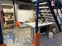 Partij divers bureautafel