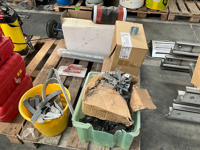 Partij divers dakwerkersmateriaal - afbeelding 1 van  28