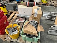 Partij divers dakwerkersmateriaal
