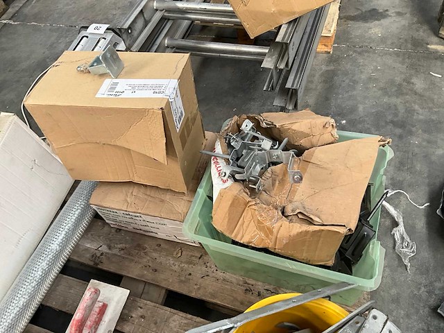 Partij divers dakwerkersmateriaal - afbeelding 23 van  28