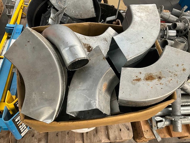 Partij divers dakwerkersmateriaal - afbeelding 24 van  28