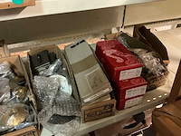 Partij divers deurbeslag en badkamertoebehoren - afbeelding 15 van  47