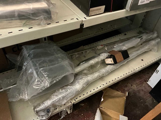 Partij divers deurbeslag en badkamertoebehoren - afbeelding 27 van  47