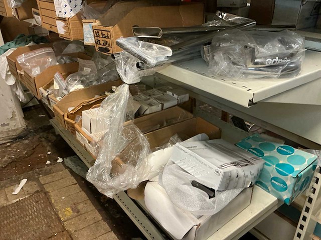 Partij divers deurbeslag en badkamertoebehoren - afbeelding 9 van  47