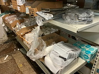 Partij divers deurbeslag en badkamertoebehoren - afbeelding 9 van  47