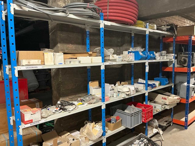 Partij divers elektrisch installatiemateriaal - afbeelding 1 van  10
