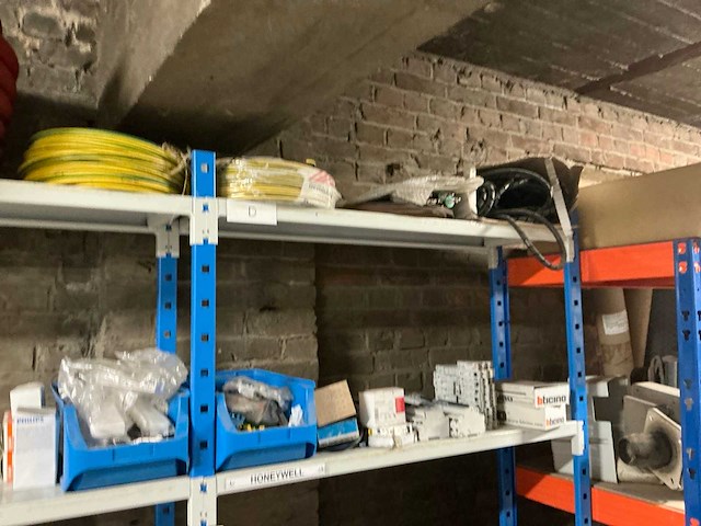 Partij divers elektrisch installatiemateriaal - afbeelding 3 van  10