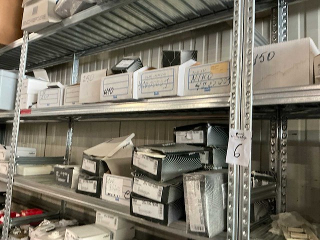 Partij divers elektro-technisch installatiemateriaal - afbeelding 1 van  4