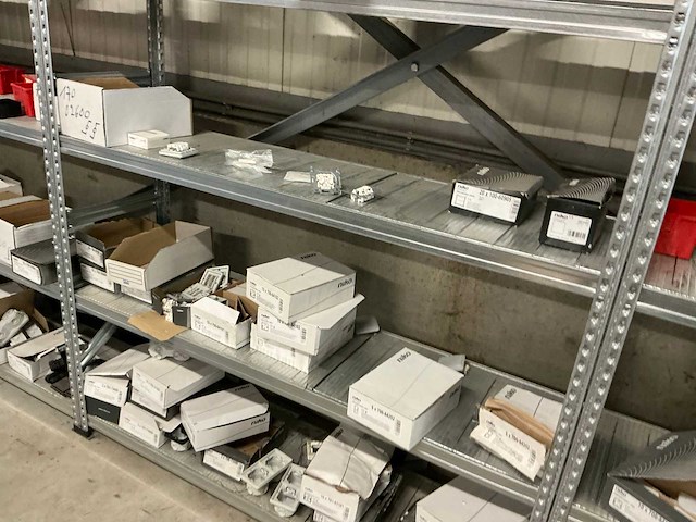 Partij divers elektro-technisch installatiemateriaal - afbeelding 13 van  24