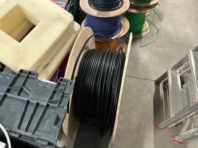 Partij divers elektro-technisch installatiemateriaal - afbeelding 1 van  6