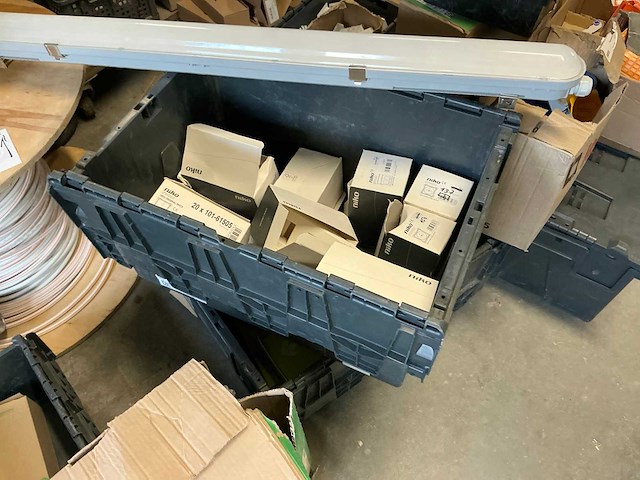 Partij divers elektro-technisch installatiemateriaal - afbeelding 29 van  36