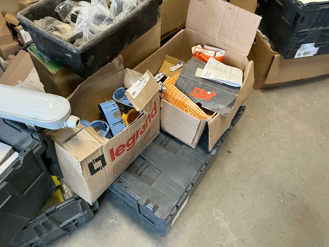Partij divers elektro-technisch installatiemateriaal - afbeelding 35 van  36