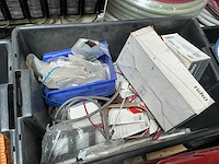Partij divers elektro-technisch installatiemateriaal - afbeelding 2 van  17