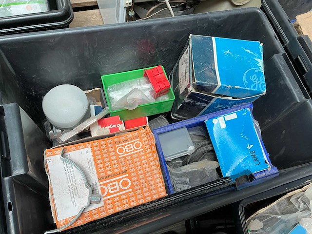 Partij divers elektro-technisch installatiemateriaal - afbeelding 15 van  17