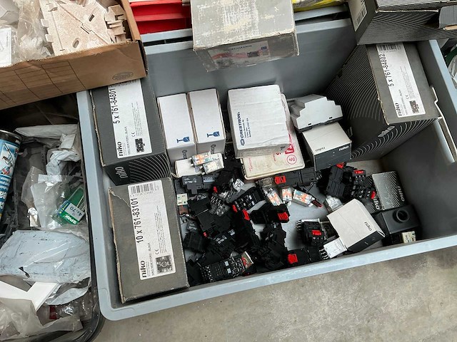 Partij divers elektro-technisch installatiemateriaal - afbeelding 6 van  18