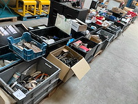 Partij divers elektro-technisch installatiemateriaal - afbeelding 1 van  18