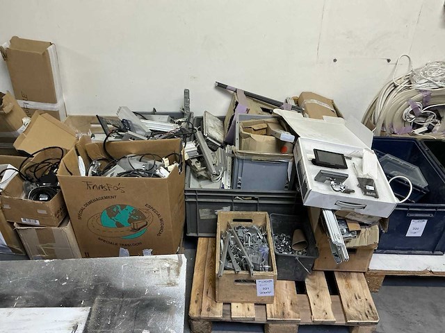 Partij divers elektromateriaal - afbeelding 1 van  5