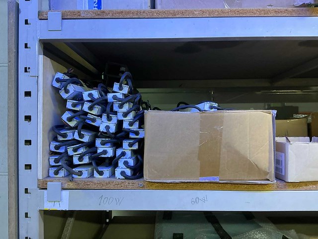 Partij divers elektrotoebehoren en lampen - afbeelding 2 van  32