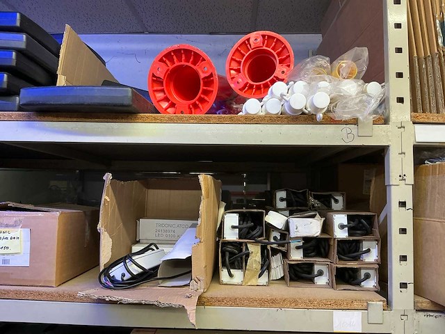 Partij divers elektrotoebehoren en lampen - afbeelding 3 van  32