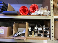 Partij divers elektrotoebehoren en lampen - afbeelding 3 van  32