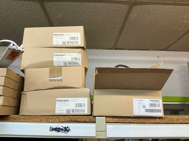 Partij divers elektrotoebehoren en lampen - afbeelding 10 van  32