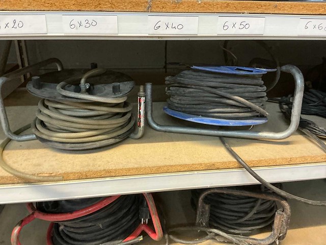 Partij divers elektrotoebehoren en lampen - afbeelding 16 van  32