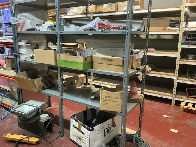 Partij divers elektrotoebehoren en lampen - afbeelding 22 van  32