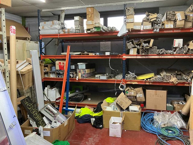 Partij divers elektrotoebehoren en lampen - afbeelding 12 van  32