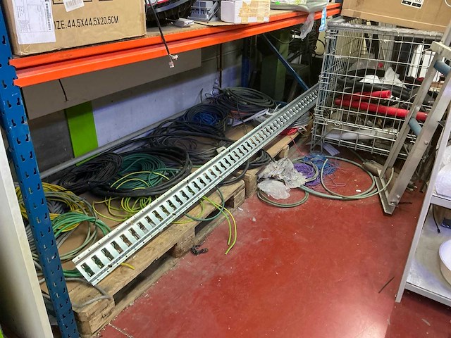 Partij divers elektrotoebehoren en lampen - afbeelding 25 van  32