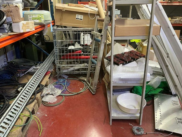 Partij divers elektrotoebehoren en lampen - afbeelding 26 van  32