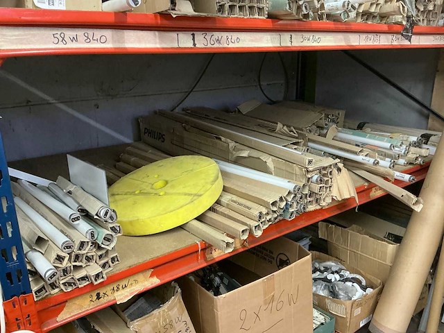 Partij divers elektrotoebehoren en lampen - afbeelding 23 van  32