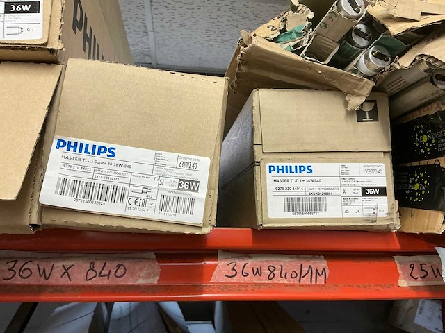 Partij divers elektrotoebehoren en lampen - afbeelding 29 van  32