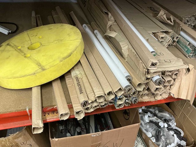 Partij divers elektrotoebehoren en lampen - afbeelding 30 van  32