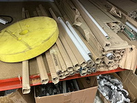 Partij divers elektrotoebehoren en lampen - afbeelding 30 van  32