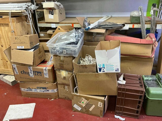 Partij divers elektrotoebehoren en lampen - afbeelding 31 van  32