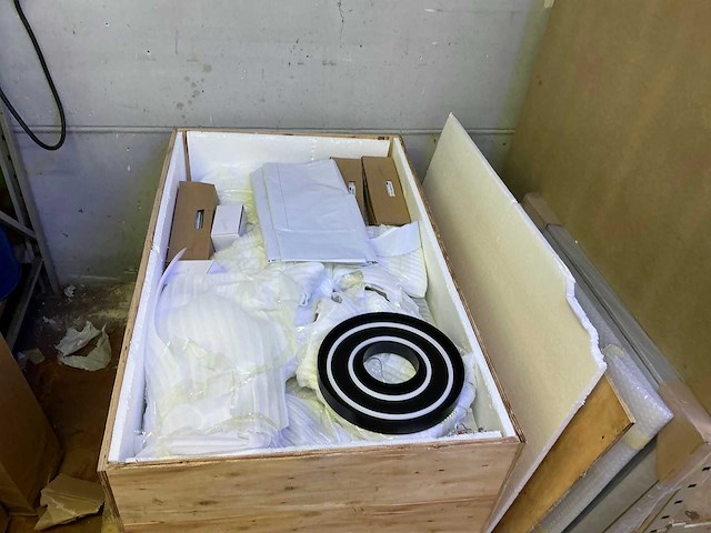 Partij divers elektrotoebehoren en lampen - afbeelding 32 van  32