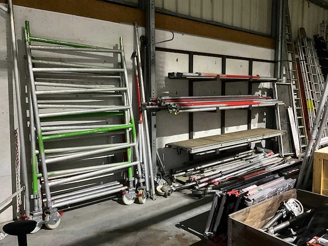 Partij divers gedemonteerd steigermateriaal - afbeelding 1 van  9