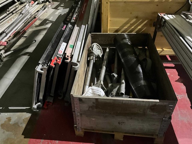 Partij divers gedemonteerd steigermateriaal - afbeelding 2 van  9