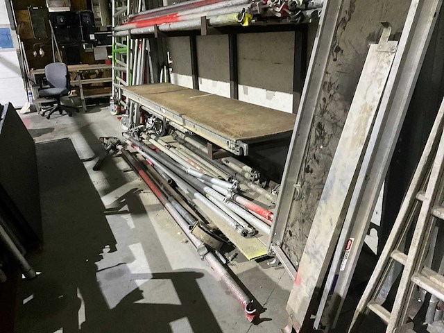 Partij divers gedemonteerd steigermateriaal - afbeelding 8 van  9