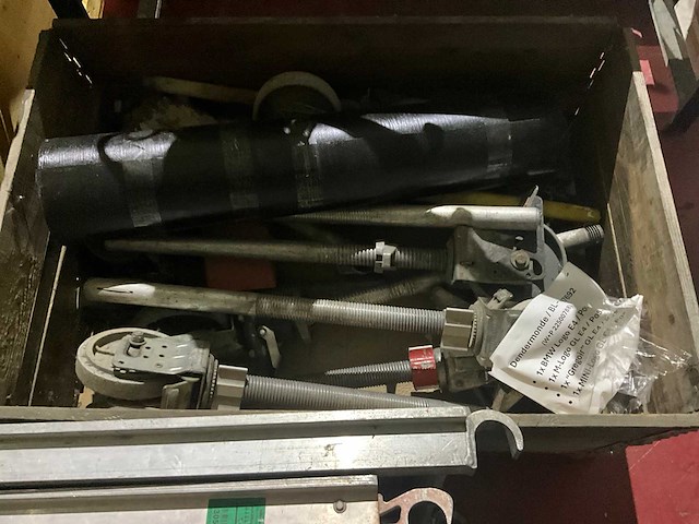 Partij divers gedemonteerd steigermateriaal - afbeelding 9 van  9
