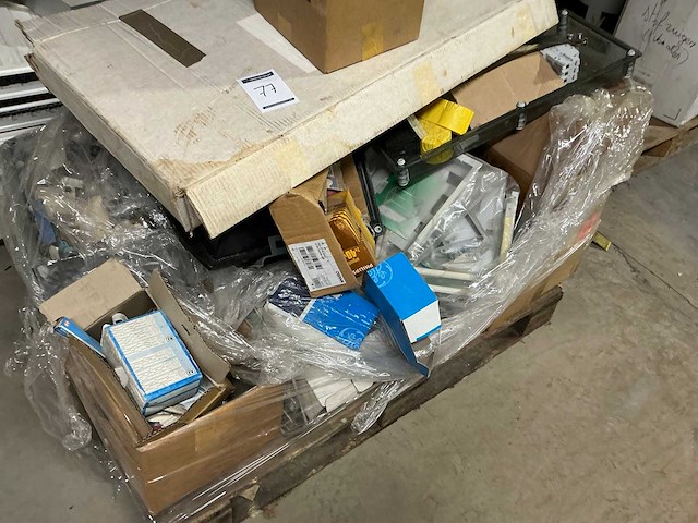 Partij divers installatiemateriaal en radiatoren - afbeelding 2 van  6