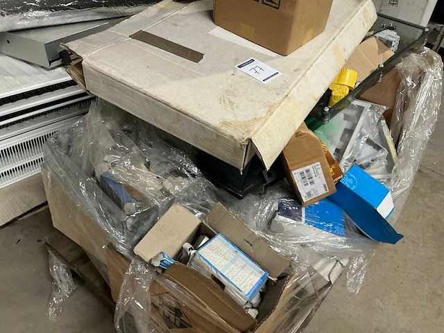 Partij divers installatiemateriaal en radiatoren - afbeelding 3 van  6